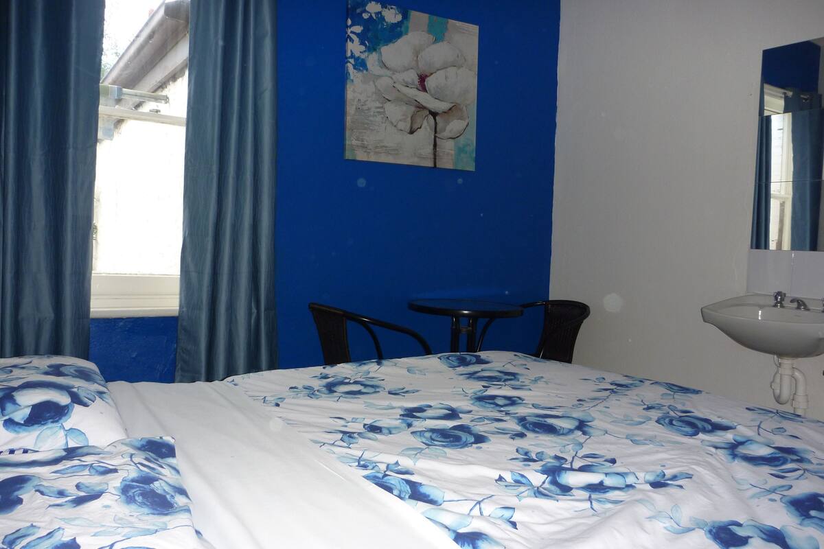Double Room, Shared Bathroom | Bed sheets