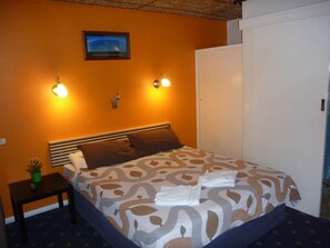 Double Room, Ensuite - Adelaide Travellers Inn - Hostel (Adelaide)