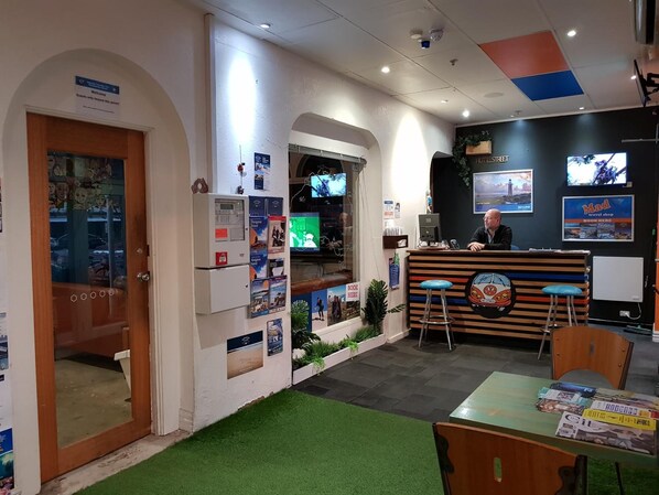 Games room - Adelaide Travellers Inn - Hostel (Adelaide)