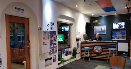 Adelaide Travellers Inn - Hostel