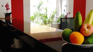 A kitchen counter with a fruit bowl containing bananas, apples, and oranges. - Villa Sari Agung (Tibubeneng)