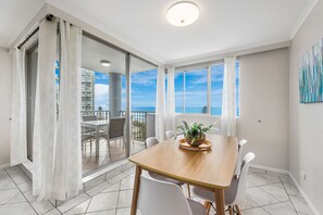 Departamento, 2 habitaciones, vista al océano (Budget) | Área de sala de estar | Televisión de pantalla plana