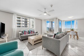 Departamento, 2 habitaciones, vista al océano (Budget) | Área de sala de estar | Televisión de pantalla plana