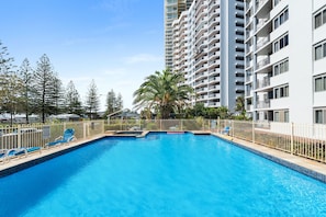 Outdoor pool, pool umbrellas, sun loungers - Sandpiper Apartments (Broadbeach)