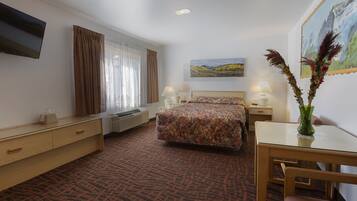 Quarto luxo, 1 cama Queen | Individualmente decorados, individualmente mobiliados, escrivaninha