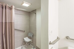 Salle de bain accessible aux personnes à mobilité réduite