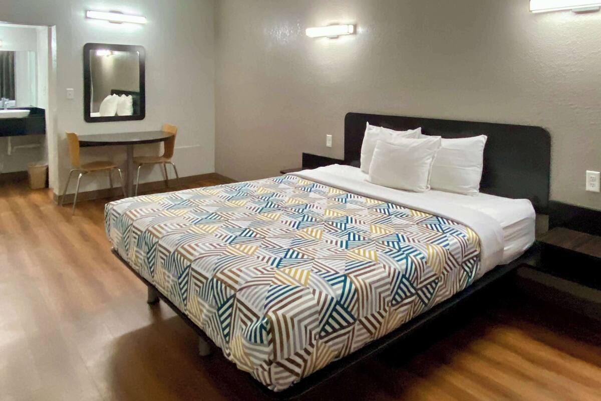 Ein Hotelzimmer mit einem Bett, einem Schreibtisch und einem Sessel.