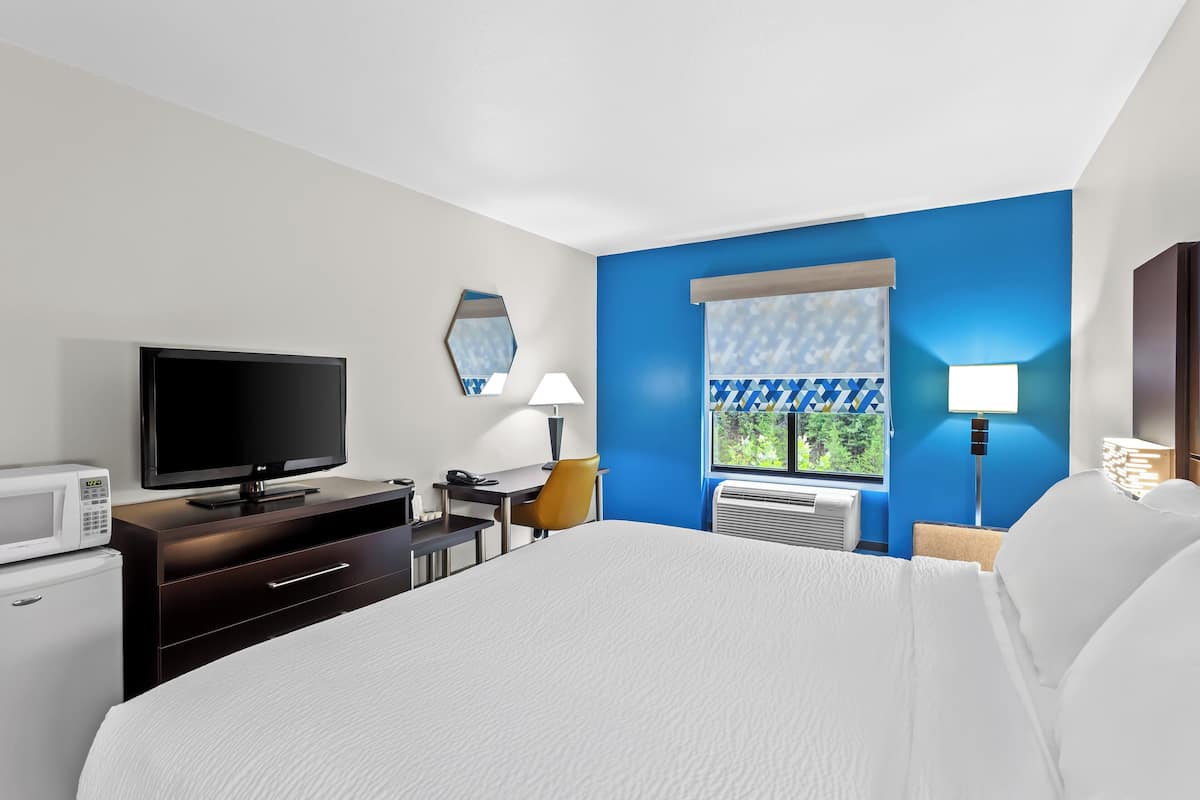 Egyptian cotton sheets, premium bedding, pillowtop beds, desk