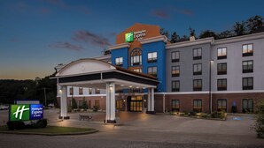 A Holiday Inn Express & Suites hotel with a covered entrance and a parking lot. - Holiday Inn Express Hotel & Suites Cross Lanes by IHG (Cross Lanes)