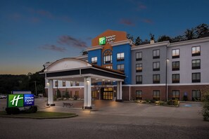 A Holiday Inn Express & Suites hotel with a covered entrance and a parking lot. - Holiday Inn Express Hotel & Suites Cross Lanes by IHG (Cross Lanes)