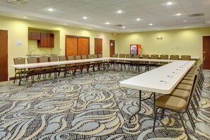 A conference room with a long table, chairs, and a carpeted floor. - Holiday Inn Express Hotel & Suites Cross Lanes by IHG (Cross Lanes)