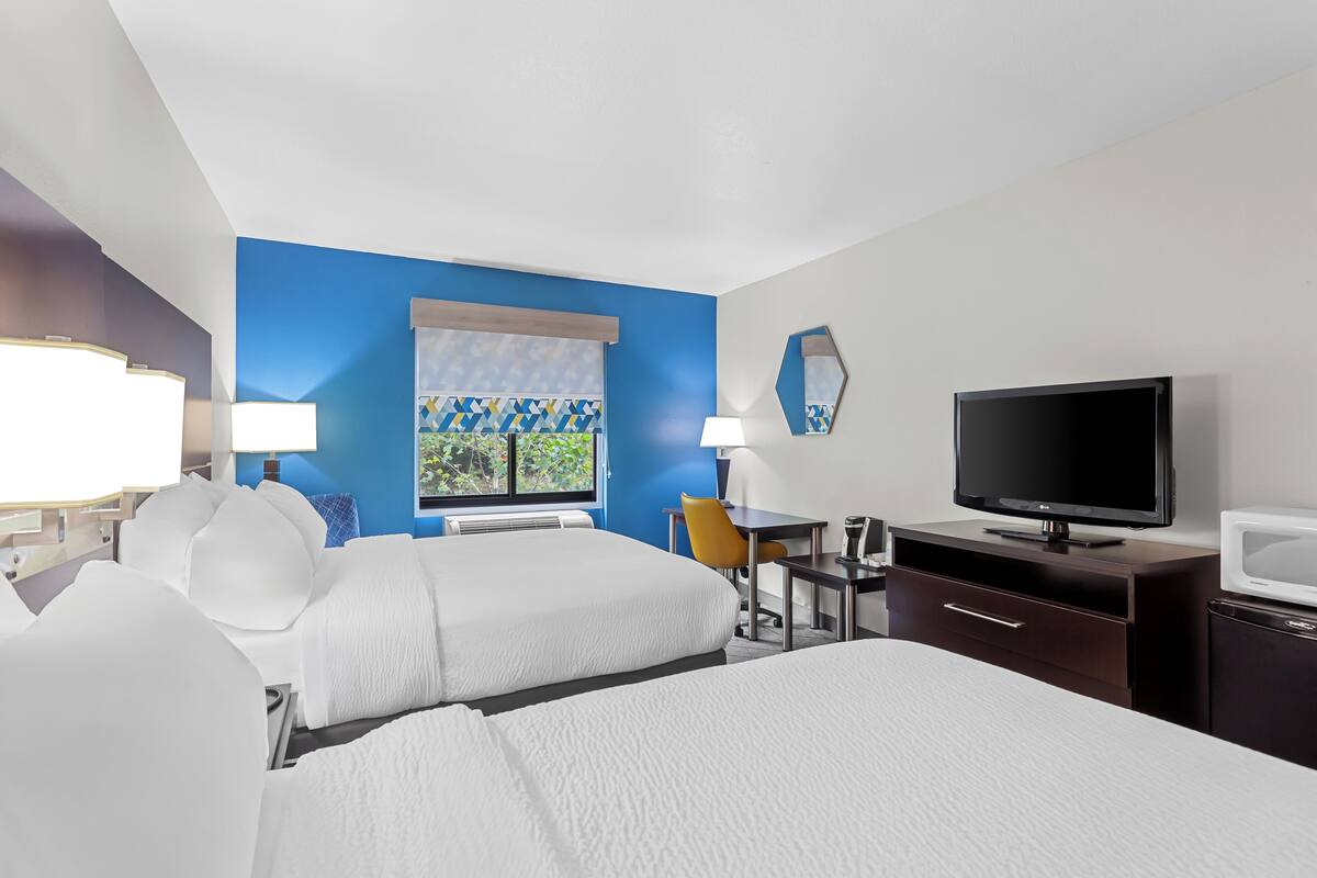 Egyptian cotton sheets, premium bedding, pillowtop beds, desk
