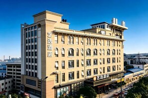 A multi-story hotel with a classic architectural design, featuring a prominent entrance with signage. - Elong ME Hotel (Changsha Zhongmao City) (Changsha)