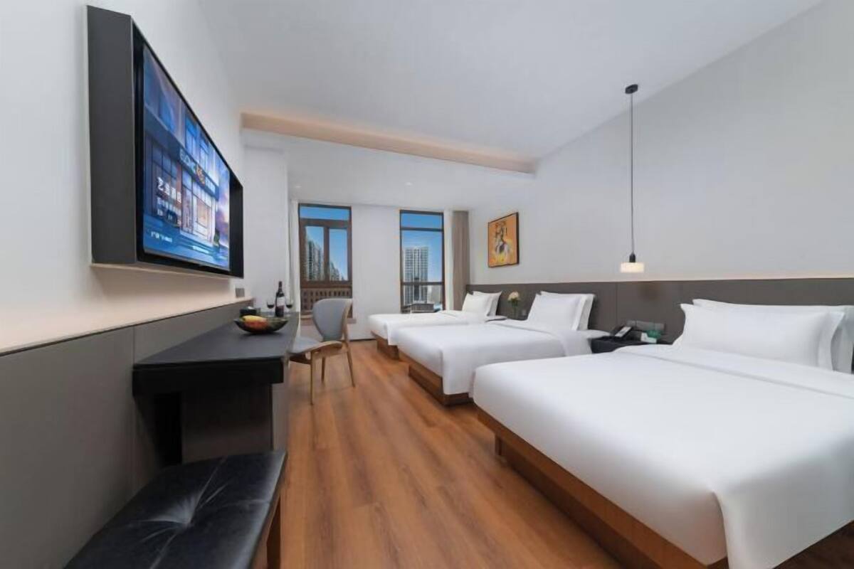 Minibar, in-room safe, alarm clocks