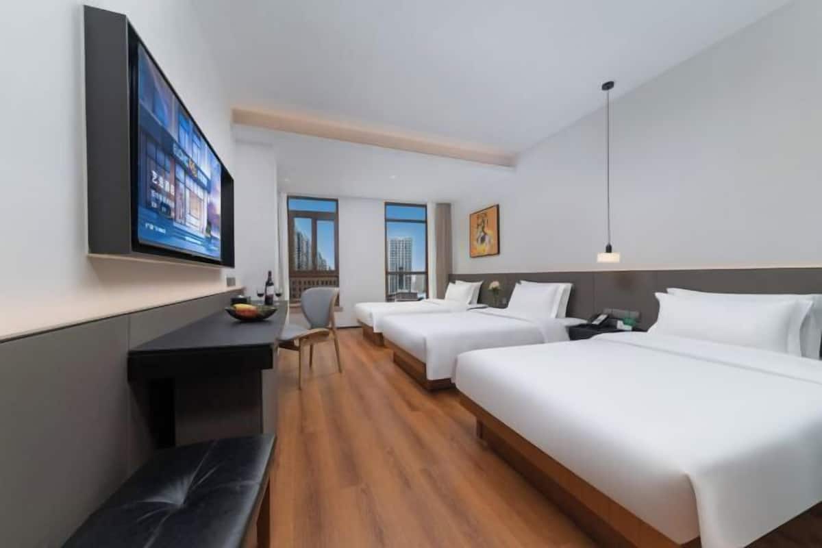 Minibar, safe på rommet og vekkerklokke