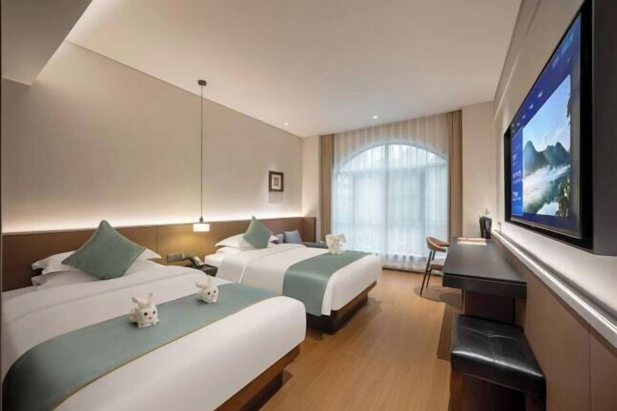 Minibar, in-room safe, alarm clocks