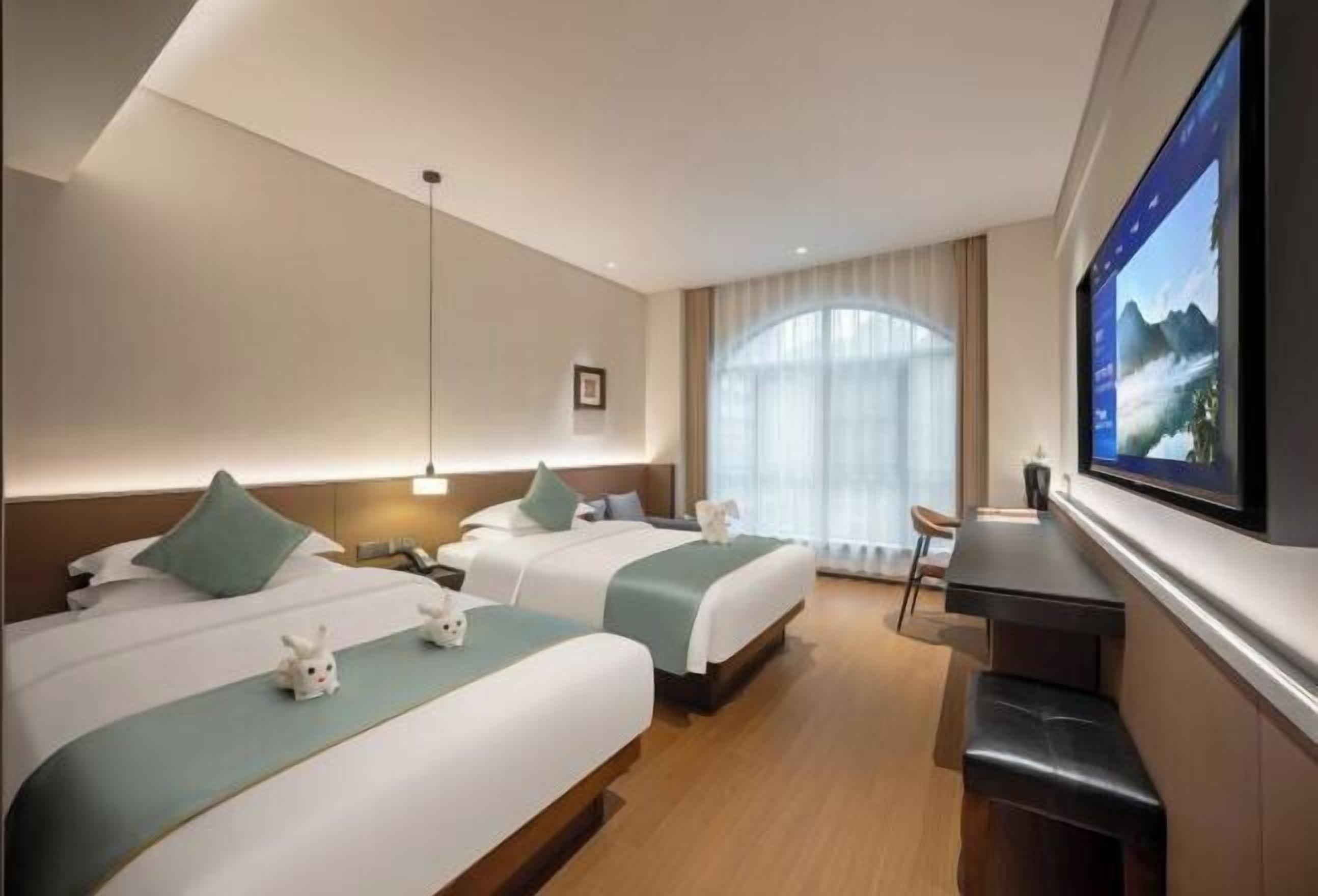 Minibar, in-room safe, alarm clocks