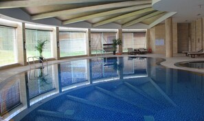 Una piscina cubierta