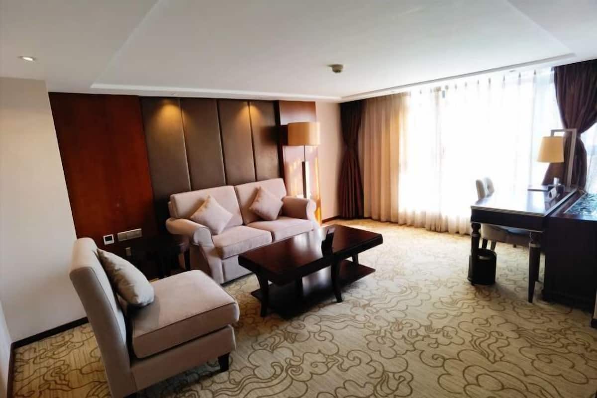 Living area | Flat-screen TV, DVD player