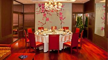 3 restaurants, serveren ontbijt, lunch, diner, Japanse gerechten