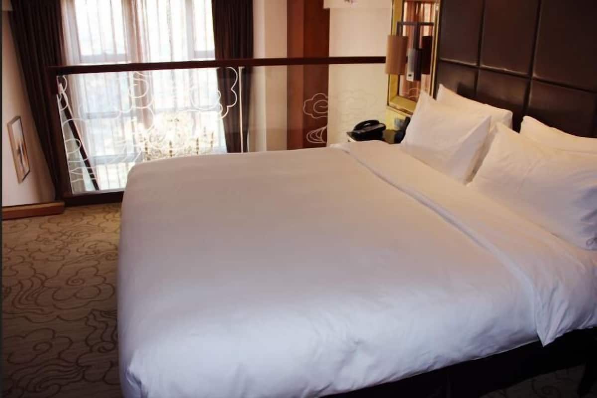 Minibar, in-room safe, desk, iron/ironing board