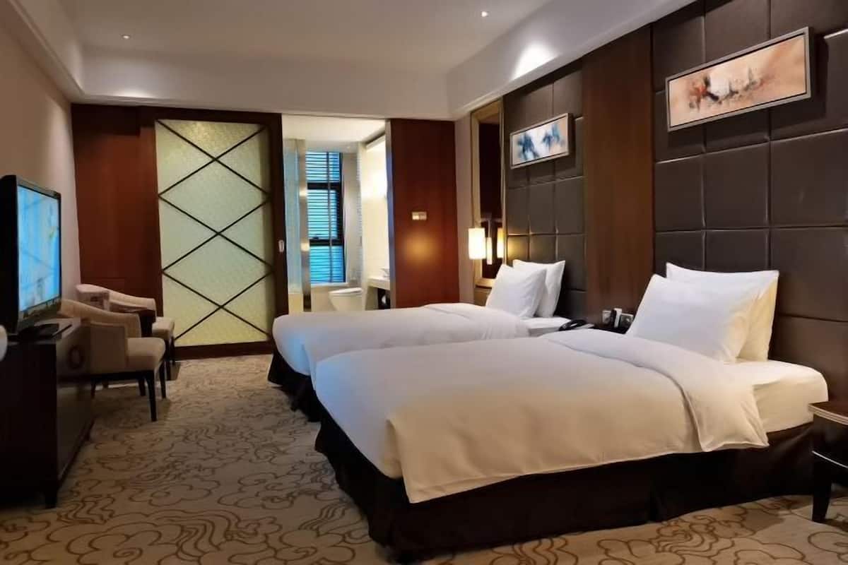 Minibar, in-room safe, desk, iron/ironing board