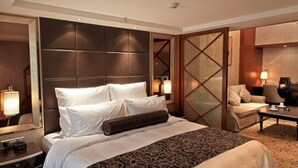 Minibar, in-room safe, desk, iron/ironing board - Holiday Inn Hefei City Center by IHG (Hefei)
