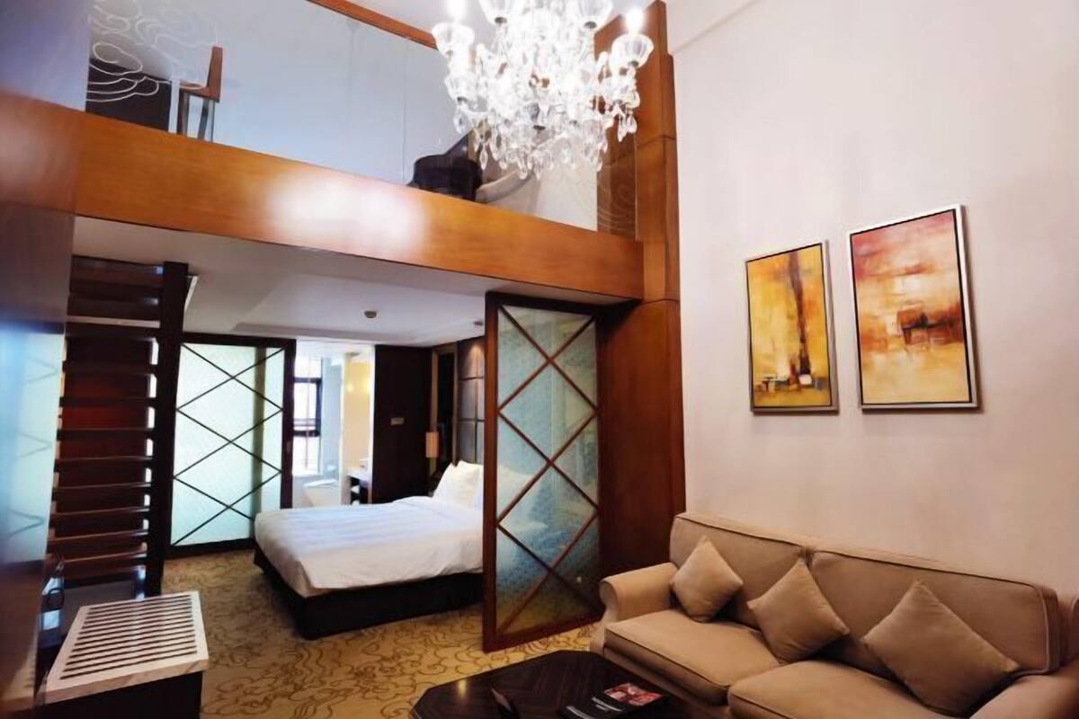 Minibar, in-room safe, desk, iron/ironing board