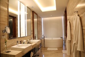 Separate tub and shower, rainfall showerhead, designer toiletries - Taj City Centre Gurugram (Gurugram)