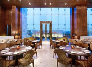 Se sirven almuerzos y cenas, cocina tailandesa