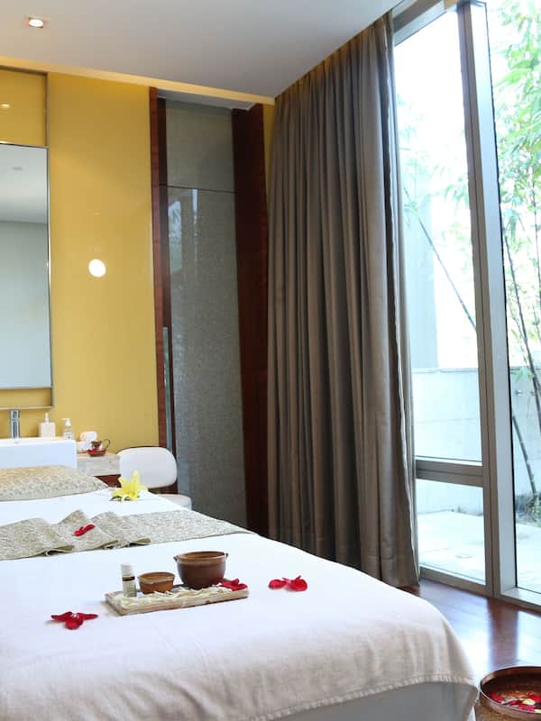 Couples treatment rooms, sauna, steam room, body treatments