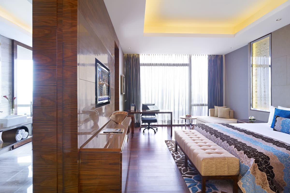 executive suite, 1 king bed | premium bedding, minibar, in-room safe, desk