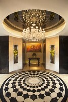 Presidential Suite, Bathtub (Club Lounge Access) | Peralatan tempat tidur premium, bar mini, peti besi dalam bilik, meja 