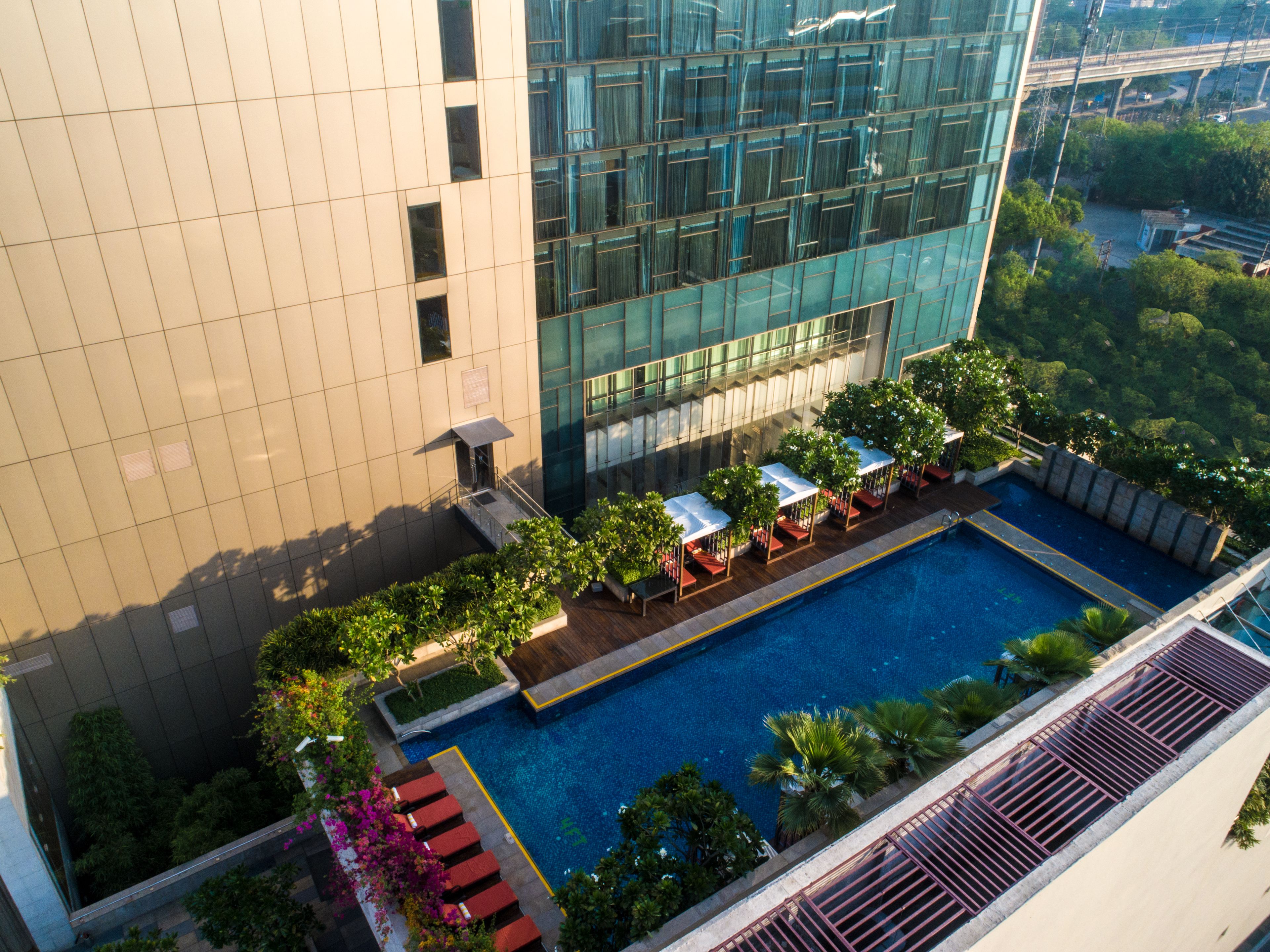 Een buitenzwembad, parasols voor strand/zwembad
