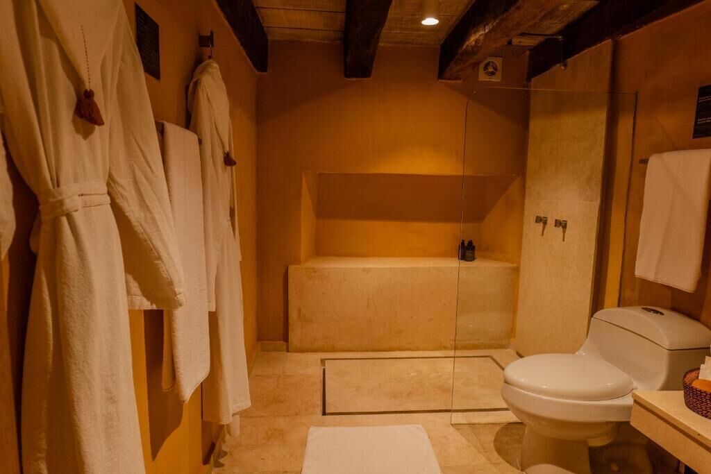 Standard Room, 1 King Bed | Bathroom | Shower, rainfall showerhead, free toiletries, hair dryer