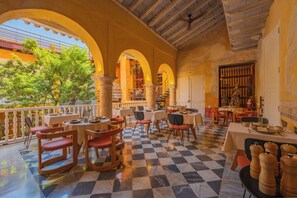 Termasuk sarapan penuh setiap hari