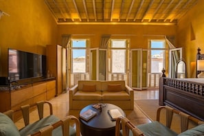 Suite presidencial, vista a la ciudad | Ropa de cama de alta calidad, edredón, camas con pillow-top y minibar