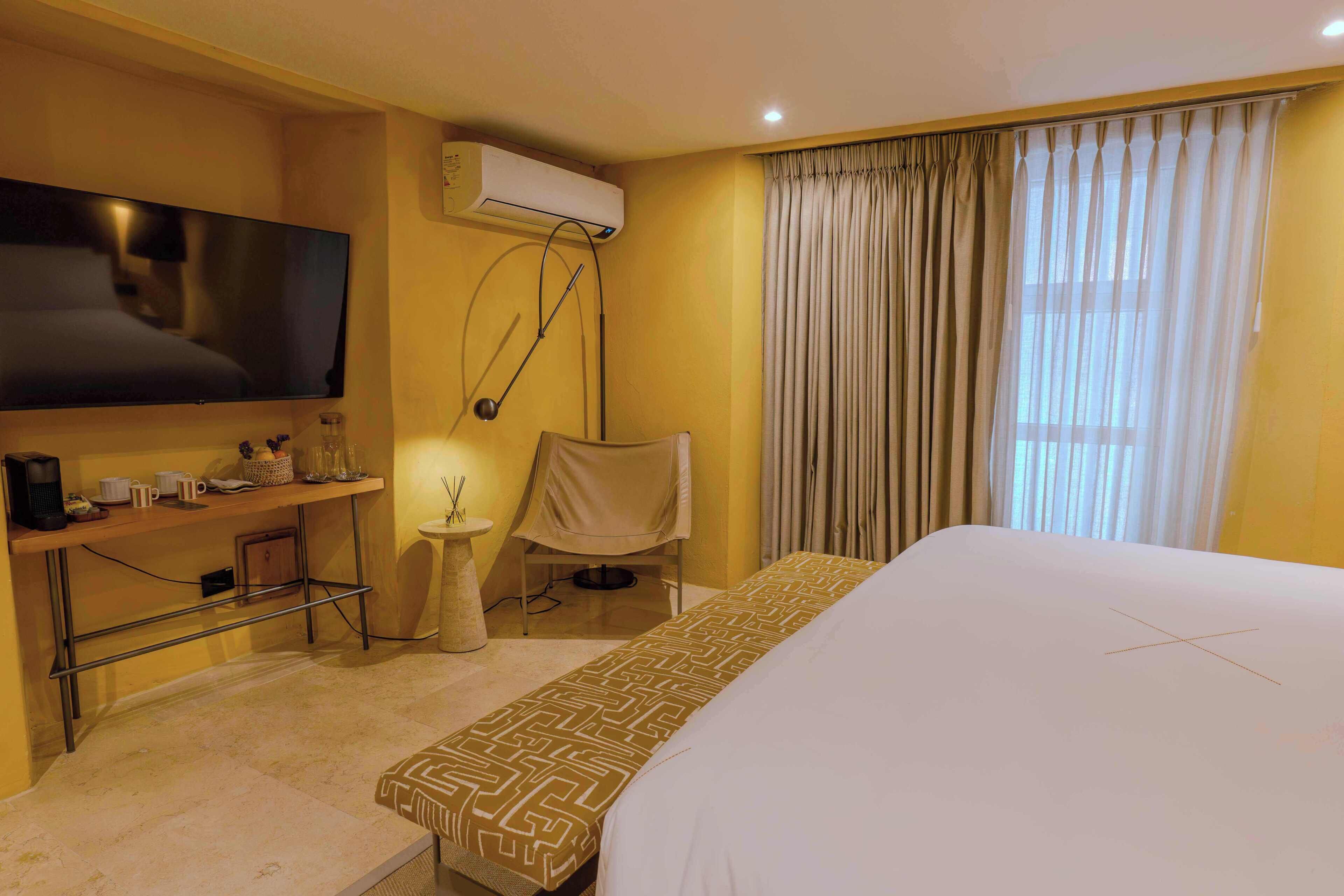 Standard Room, 1 King Bed | Premium bedding, down comforters, pillowtop beds, minibar