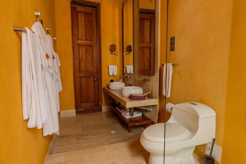 Suite presidencial, vista a la ciudad | Baño | Regadera, regadera tipo lluvia, amenidades de baño gratuitas 