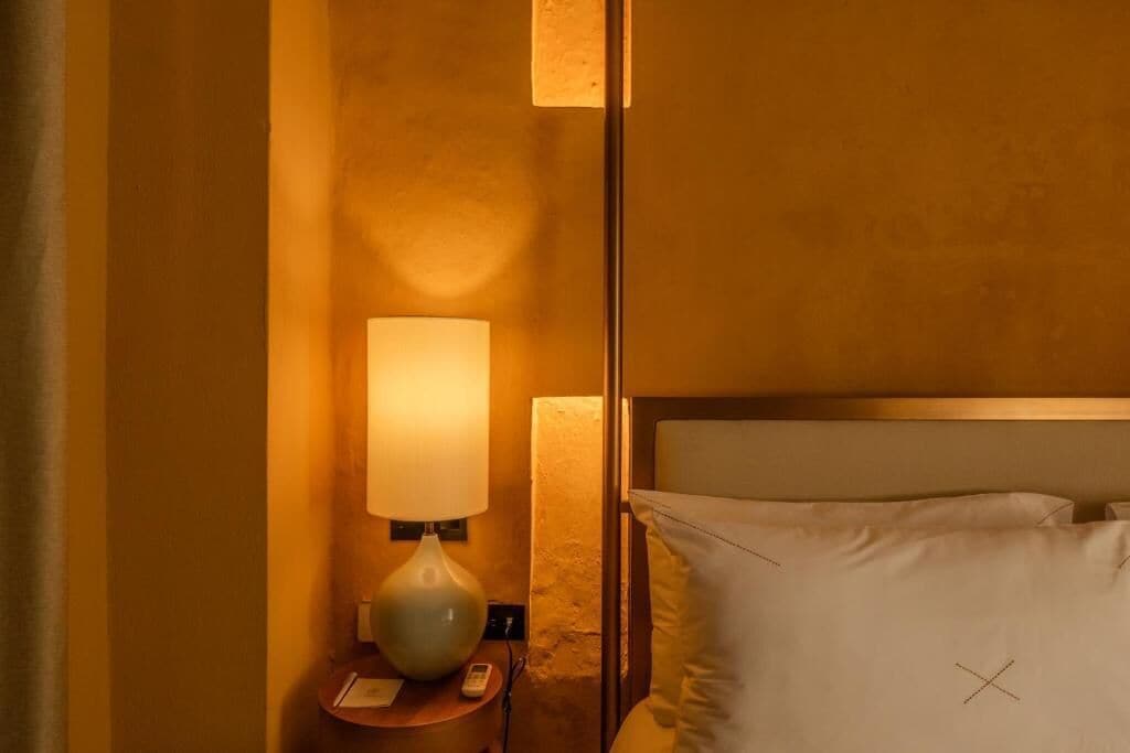 غرفة ديلوكس - سرير ملكي | أغطية فراش متميزة وألحفة محشوة بالريش وأسرّة بطبقة علوية مريحة وميني بار