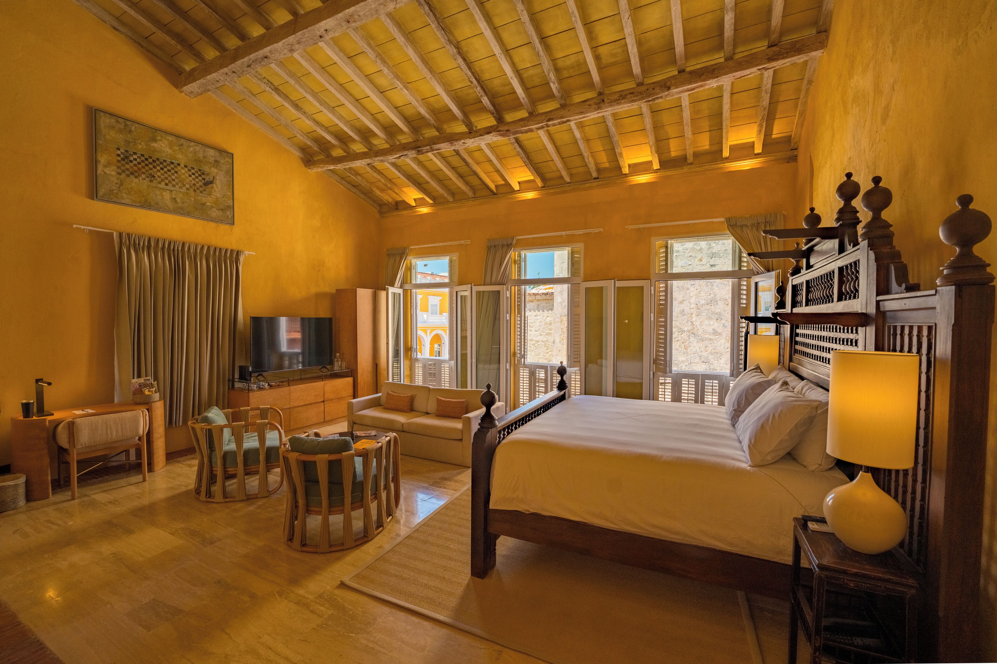 أغطية فراش متميزة وألحفة محش وة بالريش وأسرّة بطبقة علوية مريحة وميني بار