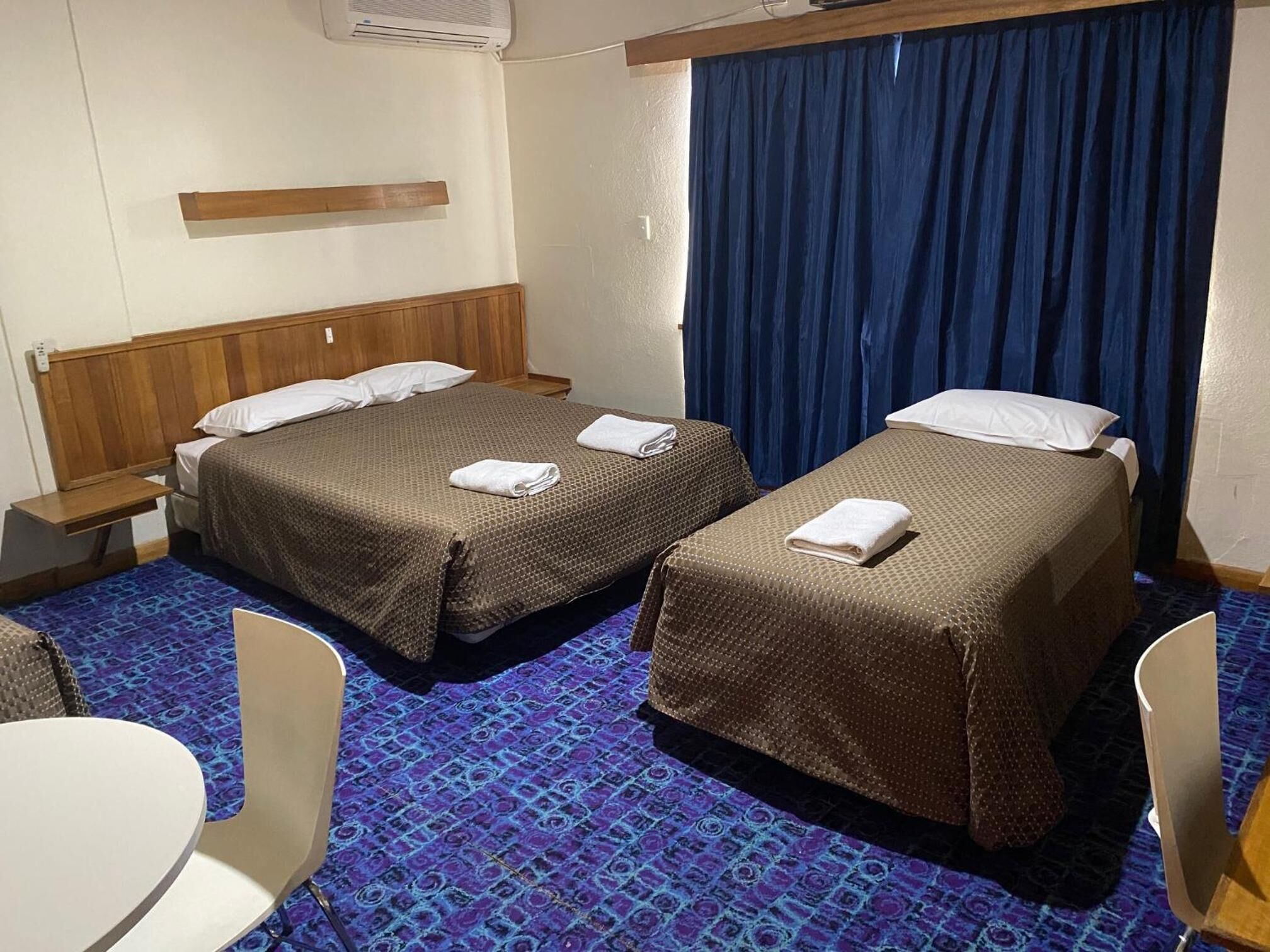 Roupas de cama premium, cortinas blackout, ferros/tábuas de passar roupa