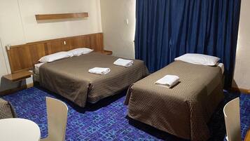 Roupas de cama premium, cortinas blackout, ferros/tábuas de passar roupa