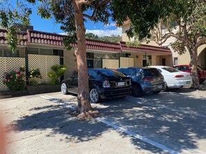 Tempat letak kenderaan sendiri percuma 