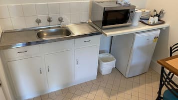 冰箱、微波炉、茶具/咖啡用具、电热水壶