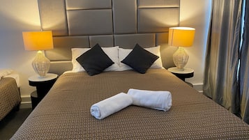 Ropa de cama de alta calidad y cortinas opacas