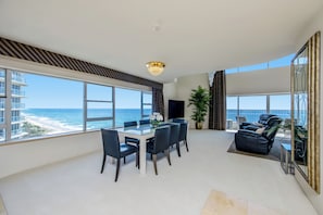 Superior Penthouse | In-room dining