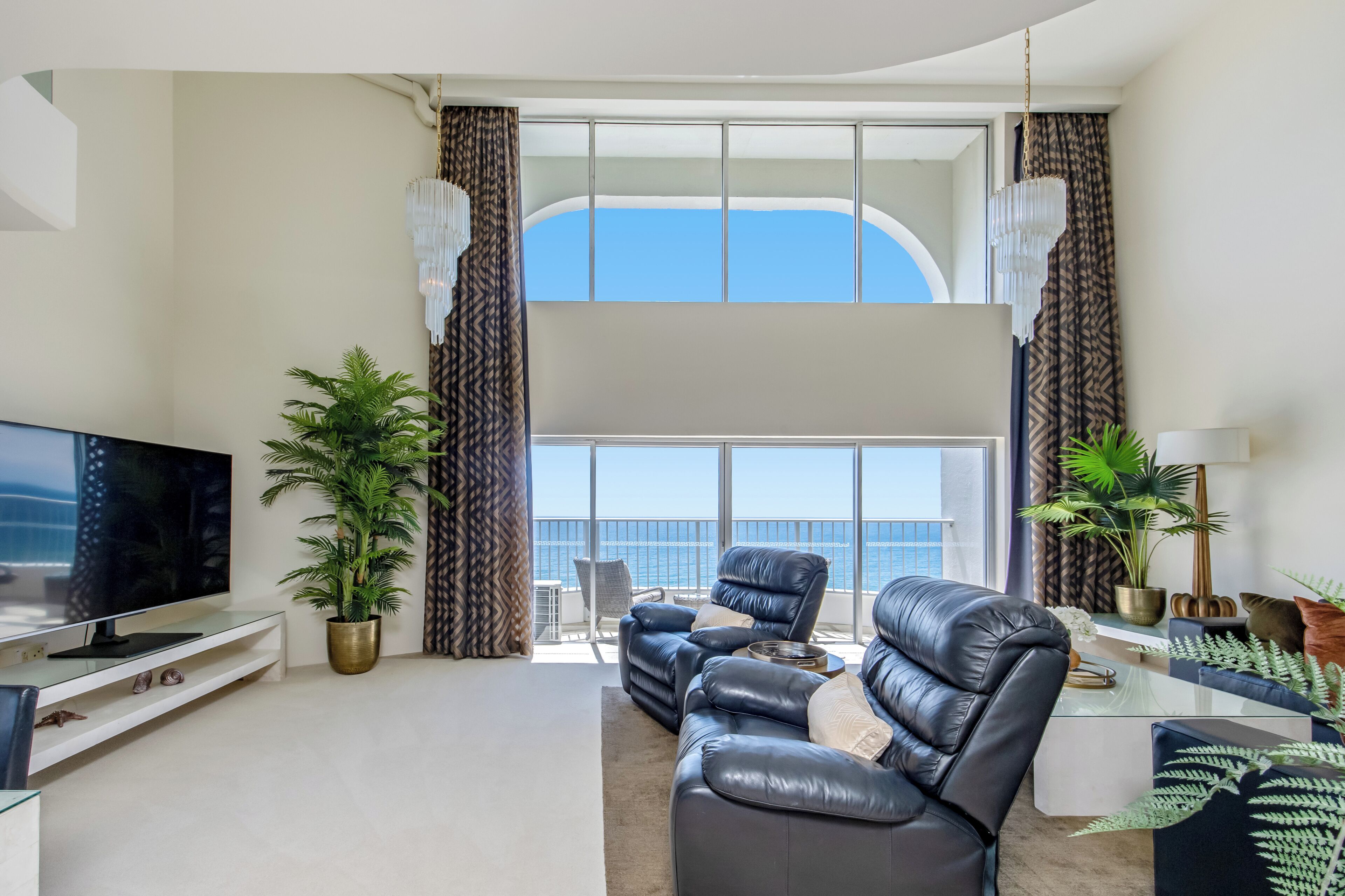 Superior Penthouse | Living area | TV