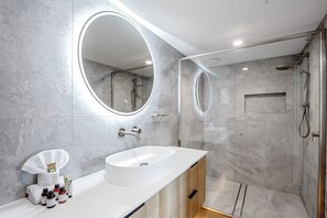 Deluxe Apartment, 2 Bedrooms, Ocean View | 1 bedroom, individually decorated, individually furnished, soundproofing - Pacific Plaza Apartments (Surfers Paradise)