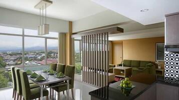 Safe på rommet, skrivebord, wi-fi (inkludert) og sengetøy